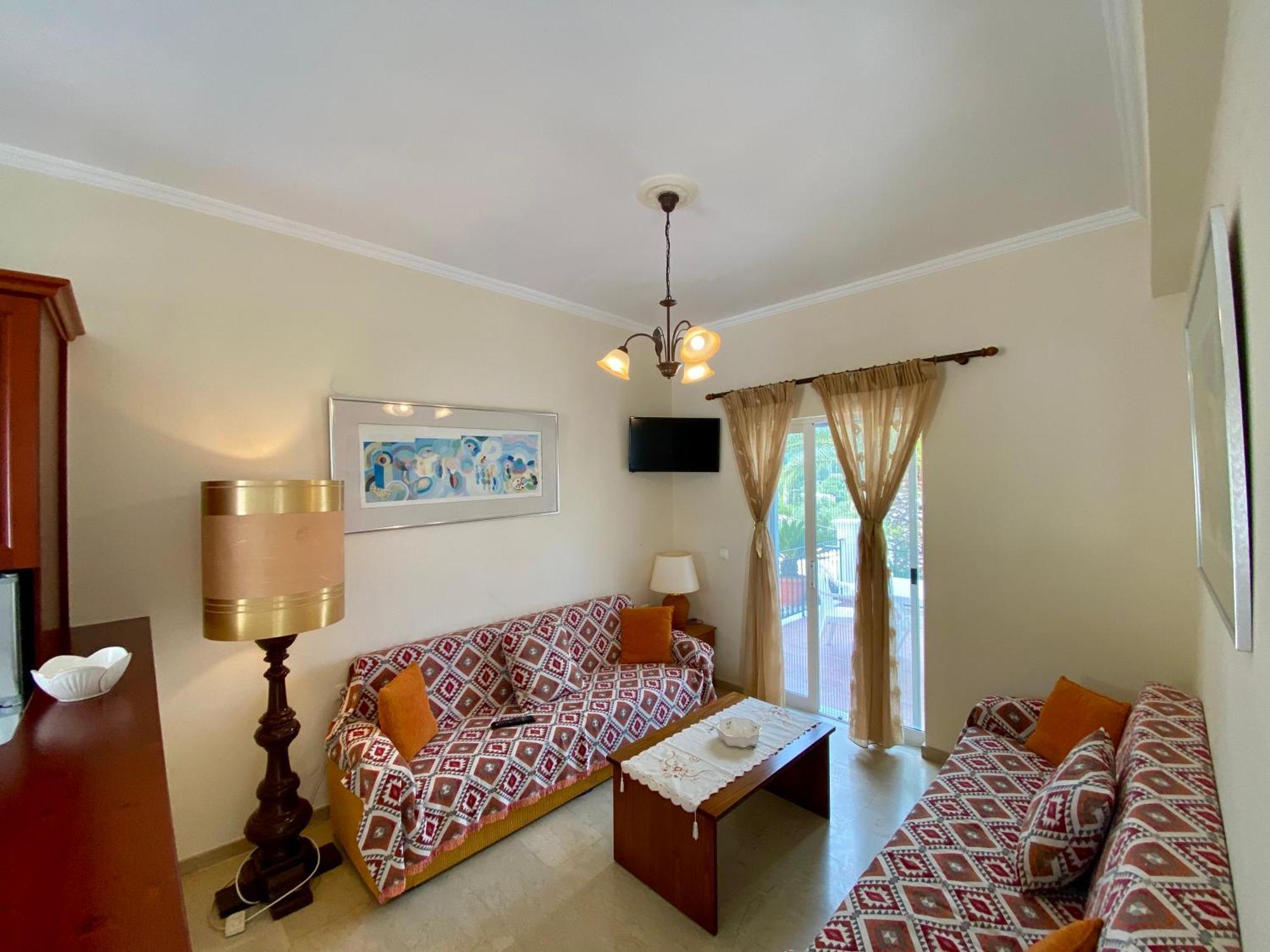 Thomas Apartments Дасия Екстериор снимка